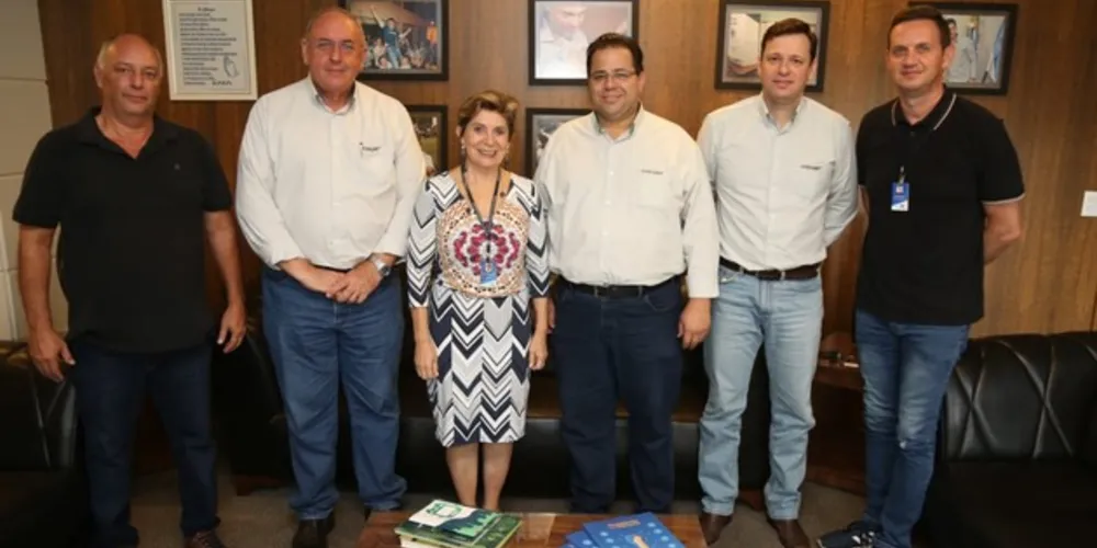Reunião de representantes da cooperativa com a prefeita em exercício ocorreu na manhã desta quarta-feira (5)