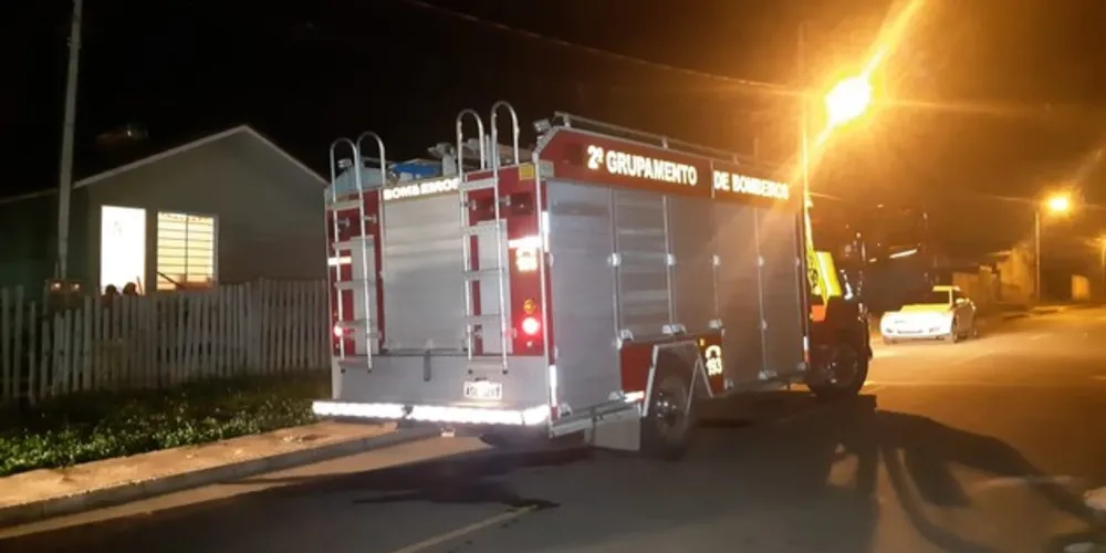 Apesar do susto, os próprios moradores conseguiram apagar o fogo antes da chegada dos bombeiros