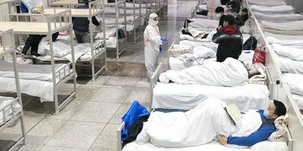 Pacientes infectados com o novo coronavírus são vistos em um hospital improvisado convertido de um centro de exposições em Wuhan, província de Hubei