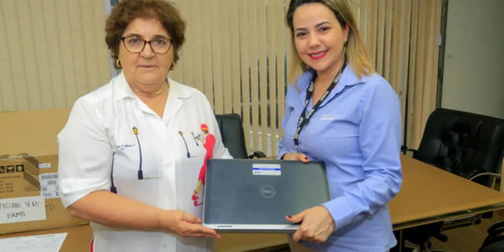 Foram doados cinco notebooks e acessórios, que serão utilizados para trabalhos administrativos e pedagógicos