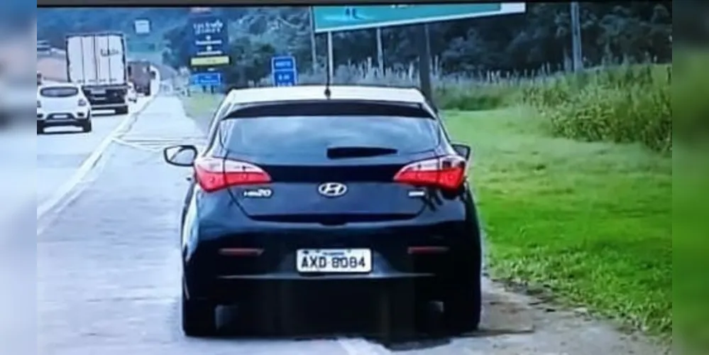 Uma pessoa flagrou o casal envolto por muito sangue dentro do veículo.