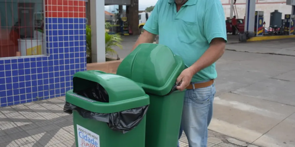 A intenção é que agora com as lixeiras instaladas, a população se conscientize e jogue o lixo no lugar certo