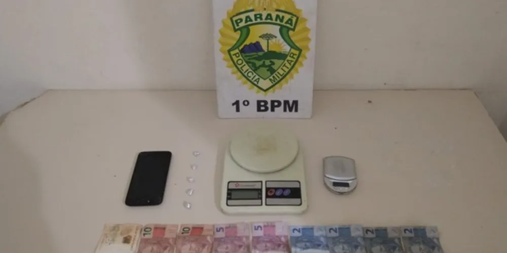 Além do mandado de prisão em aberto, suspeito foi flagrado com drogas pela PM