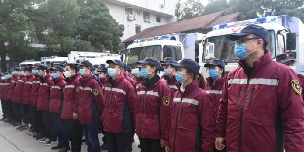Médicos partem para ajudar nos esforços de controle de coronavírus em Hubei