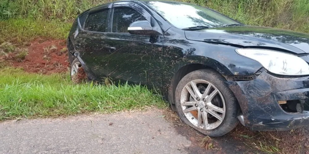 Acidente deixou uma pessoa com lesões leves e condutora do carro foi presa