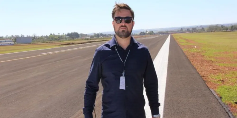 BRINDE A VIDA – O administrador Victor Oliveira, celebra hoje (7), seu aniversário. Victor vem desenvolvendo um excelente trabalho como Superintendente do Aeroporto Santana e também como presidente da Associação Recreativa Homens do Trabalho. Da coluna RC os votos de alegrias e sucesso em sua
 caminhada profissional.