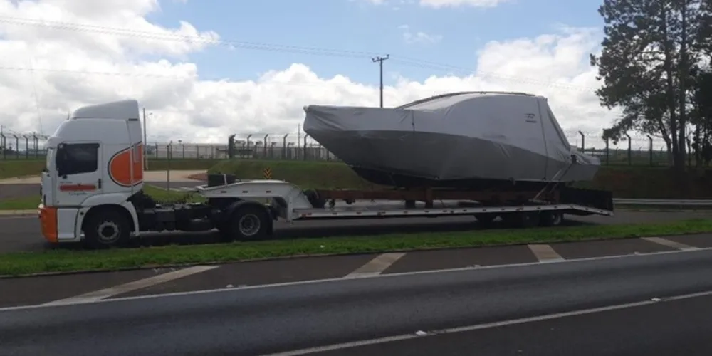 Imagem ilustrativa da imagem PRF apreende lancha transportada irregularmente