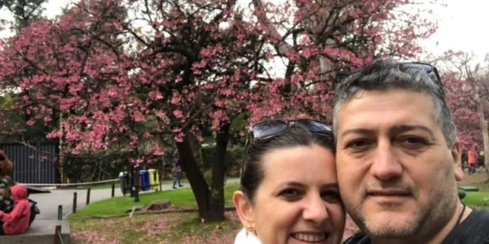 FELICITAÇÕES - O empresário Douglas Costa celebra a chegada de mais um aniversário, nesta segunda-feira (10). Douglas é conhecido pela sua alegria contagiante, dono de uma risada que é sua marca registrada, presente inclusive nos comerciais televisivos da Churrascaria Lugano. No registro o aniversariante, ao lado de sua esposa Maristela Costa. Da coluna RC os votos de felicidades e saúde. 