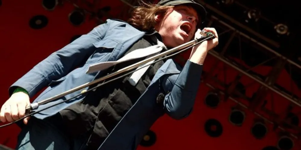 Beto Bruno, fundador, vocalista e líder da “Cachorro Grande”, vem acompanhado pelos amigos e parceiros de longa data, os curitibanos da banda Escambau.