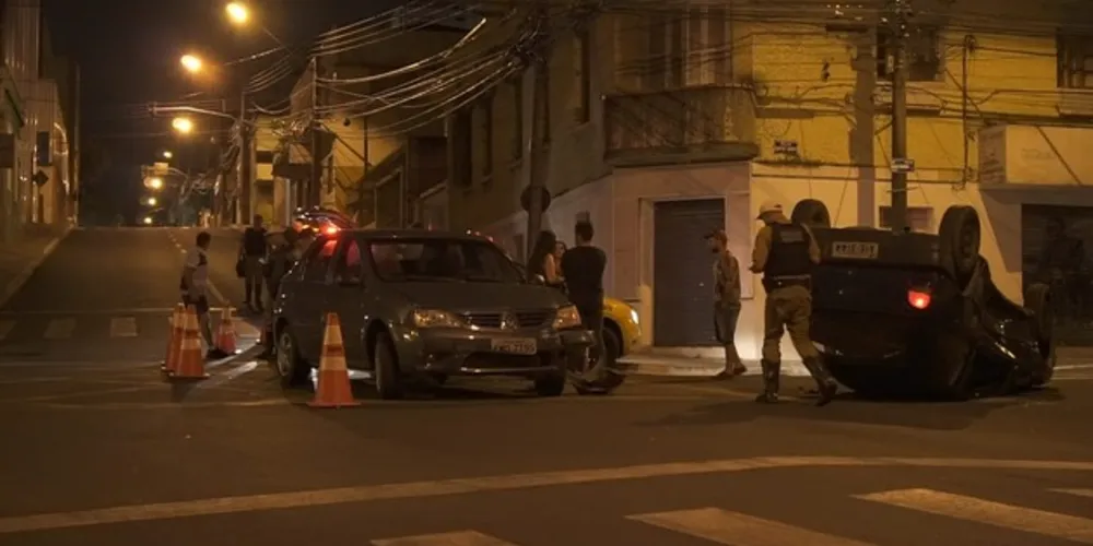 Imagem ilustrativa da imagem Motorista é preso após capotar o carro no Centro