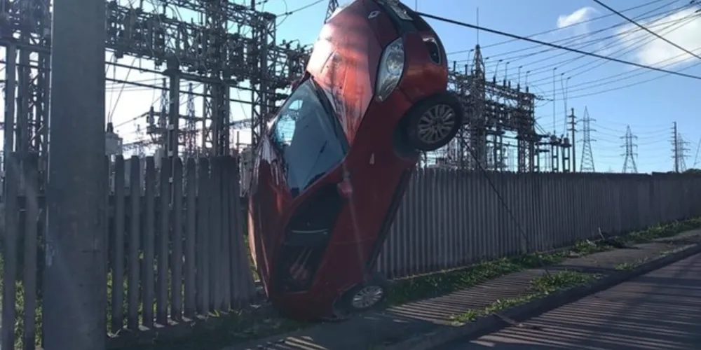 Renault Sandero bateu contra um muro de ‘palitos’ de uma subestação da Copel