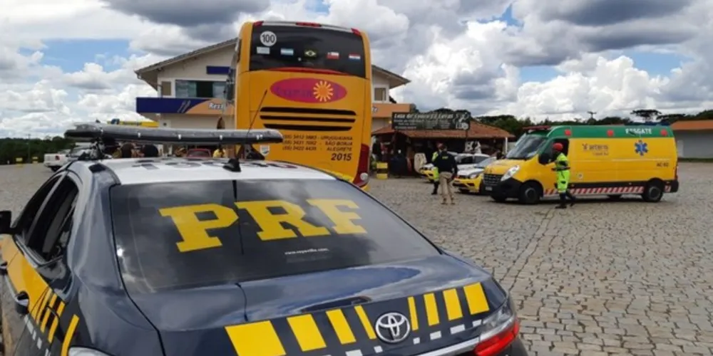 Assaltantes atiram contra ônibus de turismo e roubam passageiros na BR-376