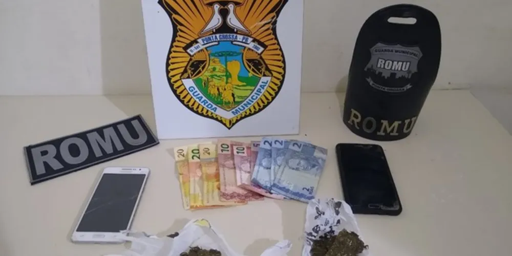 No total, GM pegou 50 gramas de maconha e quase R$ 100 em dinheiro