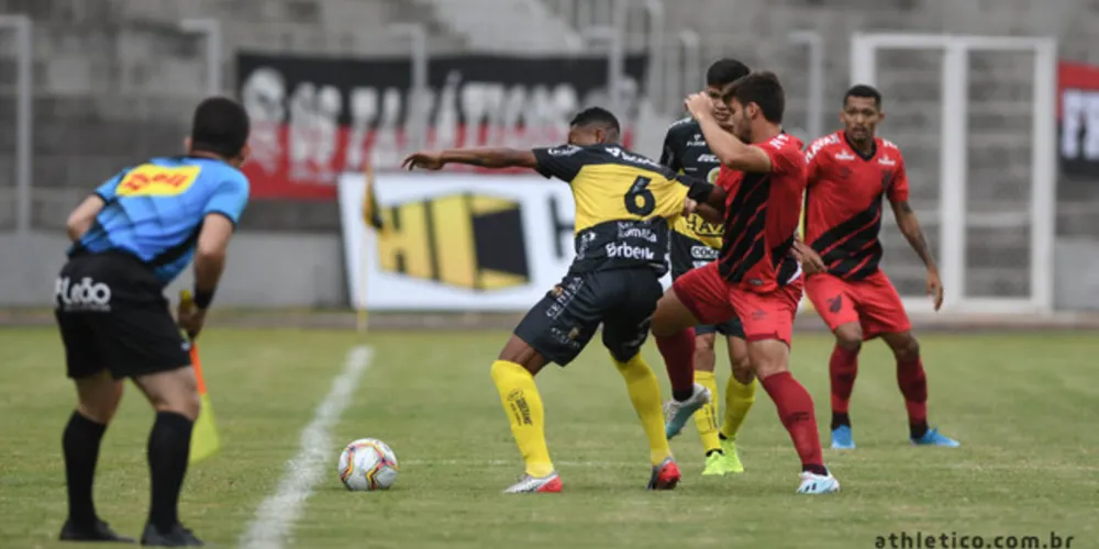 Gol no fim garantiu liderança ao FC Cascavel