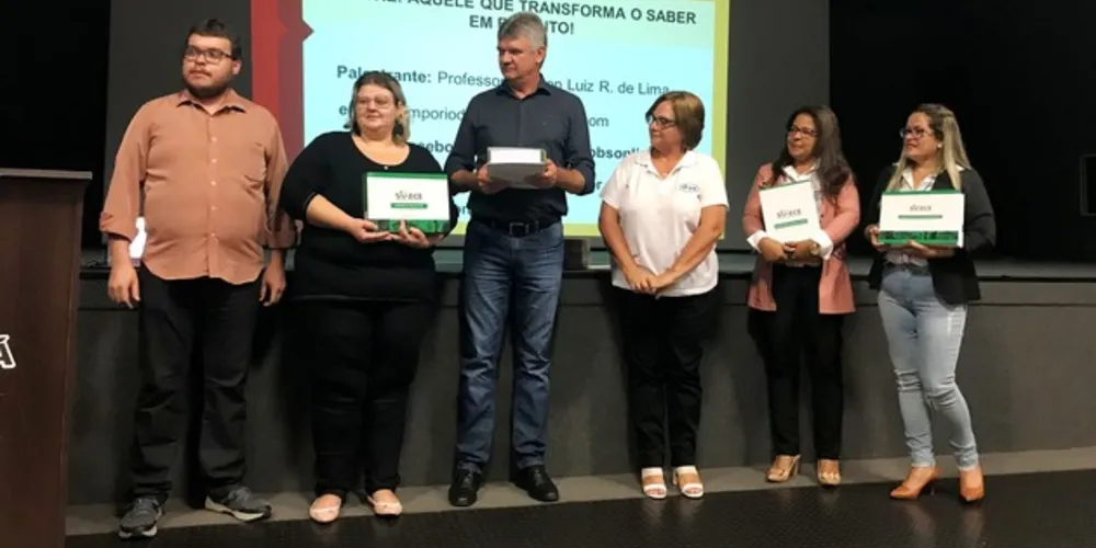Representantes do município de Jaguariaíva receberam dois documentos contendo as Diretrizes Curriculares da Rede Municipal de Educação e os Direitos e Objetivos de Aprendizagem e um Parecer Digital