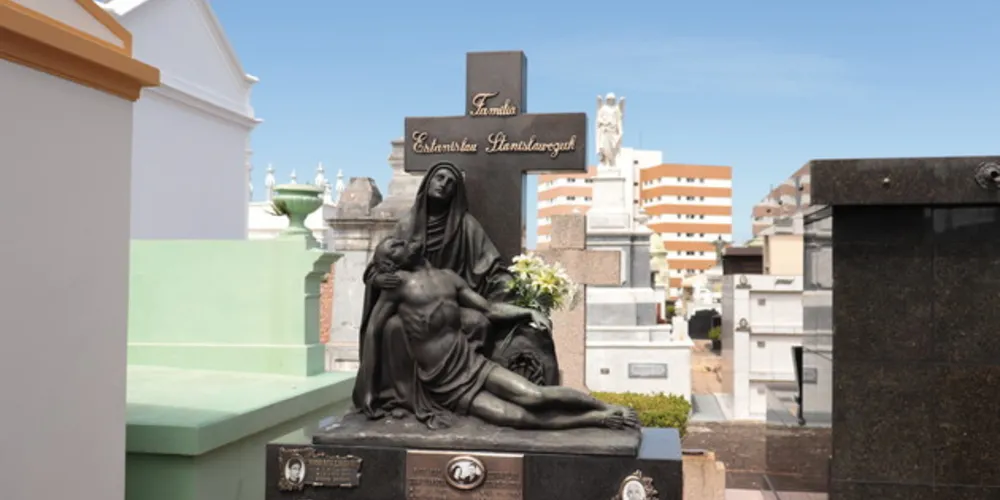 Pietá no túmulo da família do ex-prefeito Luiz Carlos Zuk