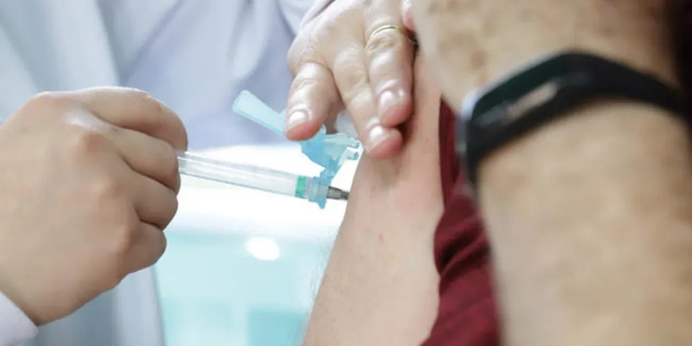 A Fundação Municipal de Saúde (FMS) recebeu 10 mil doses para iniciar as aplicações.
