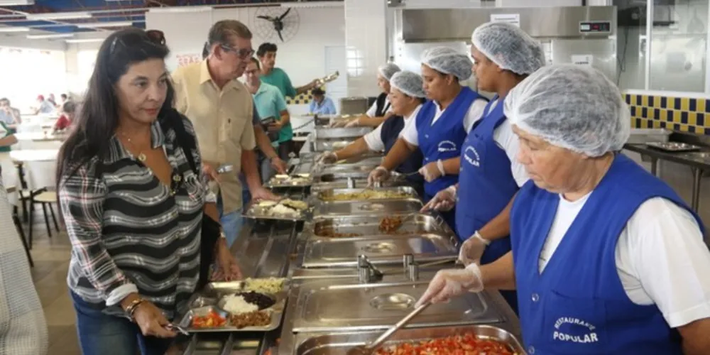 Além do serviço à população, o Restaurante Popular também fornece refeições para a população em situação de rua diariamente 