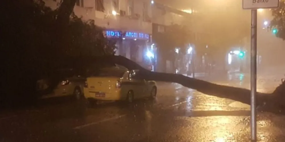 A chuva em São Paulo, forte desde a noite de domingo, que provocou um verdadeiro caos na cidade, com enchentes, interdições e sérios problemas no transporte