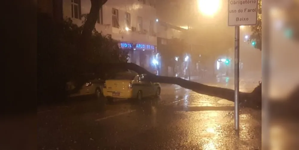 A chuva em São Paulo, forte desde a noite de domingo, que provocou um verdadeiro caos na cidade, com enchentes, interdições e sérios problemas no transporte