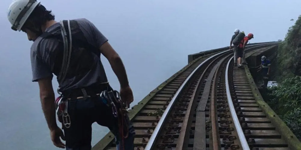 Ela estava em um grupo de 15 pessoas que caminhava sobre os trilhos do trem.