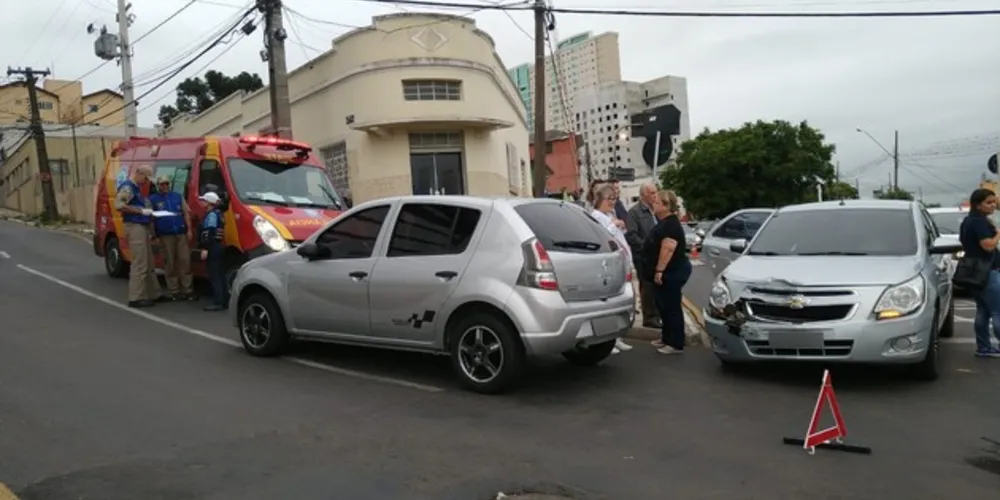 Imagem ilustrativa da imagem Batida em rotatória deixa trânsito complicado no Centro