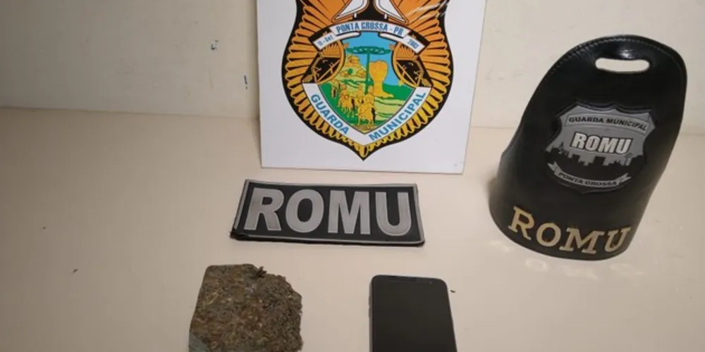 Droga estava guardada no porta-luvas do automóvel e motorista foi preso em flagrante