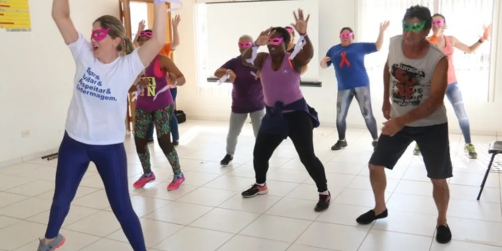 As aulas de dança são disponibilizadas através de um aparelho televisor, ou até mesmo projetadas em um telão, na própria UBS
