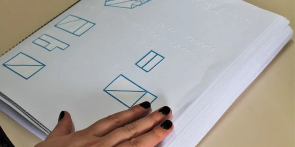 Foram impressas provas diferenciadas para alunos cegos ou com baixa visão e serão repassadas orientações específicas às escolas a respeito da aplicação do teste a jovens da Educação Especial.