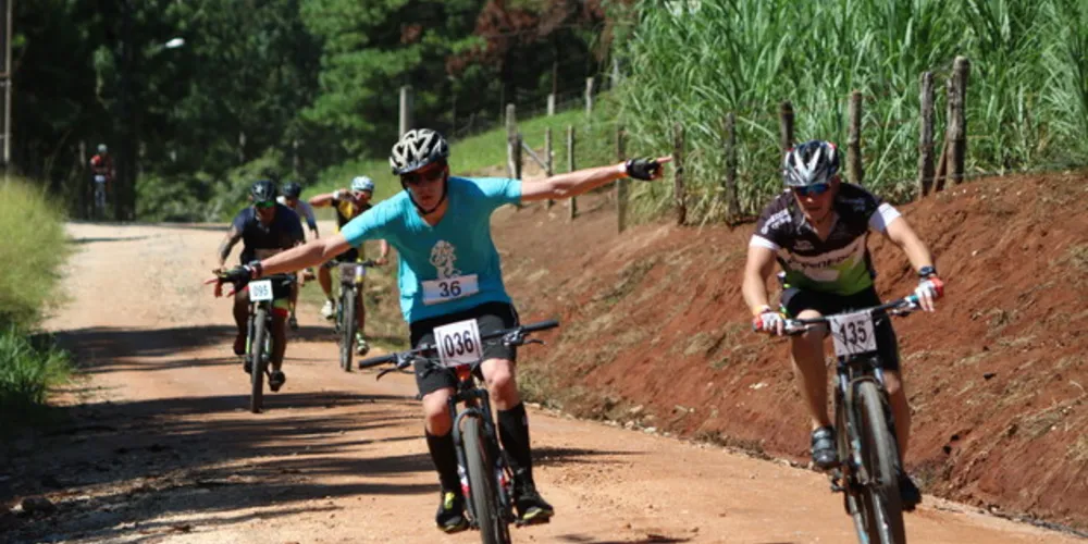Competidores precisam superar as dificuldades do 
percurso rural nas provas de ciclismo e corrida