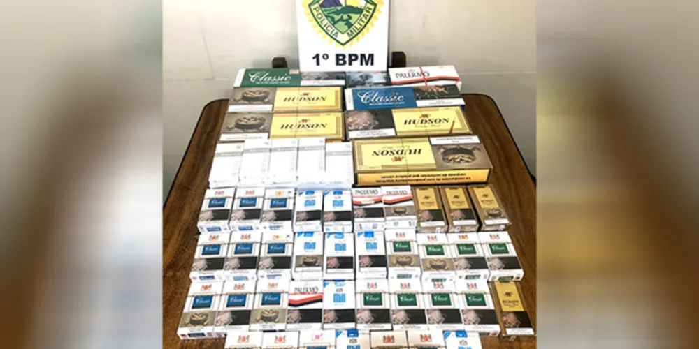 Mais de 230 carteiras de cigarro foram apreendidas pela PM