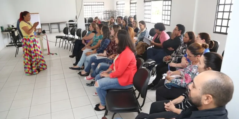 Em torno de 80 pessoas, entre profissionais de saúde da FMS e professores das instituições de ensino que tem convênio com a Prefeitura Municipal, estarão participando das atividades