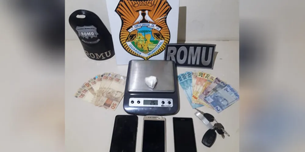 Dois rapazes confessaram que estavam comercializando drogas no veículo