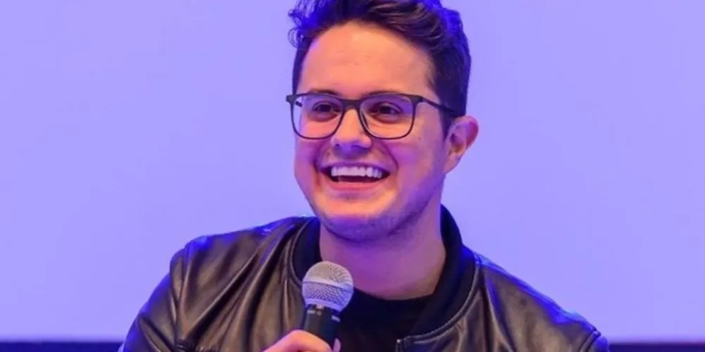 Evangélico desde 2009 quando tinha 19 anos de idade, Deive Leonardo é formado em Direito, escritor, com 03 obras publicadas