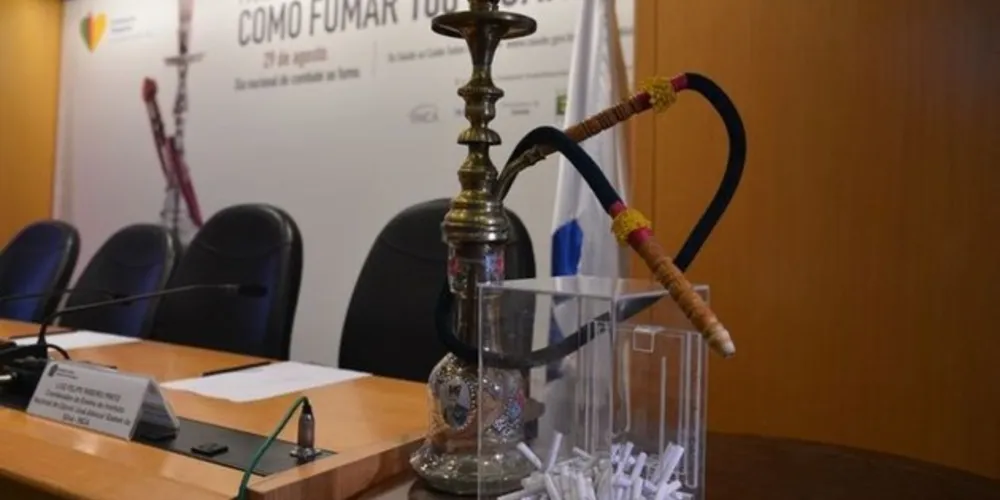 Além de proibir os acessórios utilizados para o consumo de produtos fumígenos a menores, o substitutivo estabeleceu pena para quem descumprir a regra