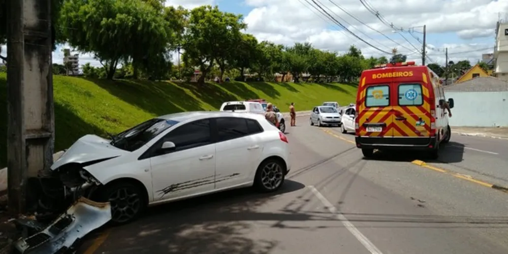 Jovem de 22 anos sofreu ferimentos leves e foi encaminhado ao Hospital Bom Jesus
