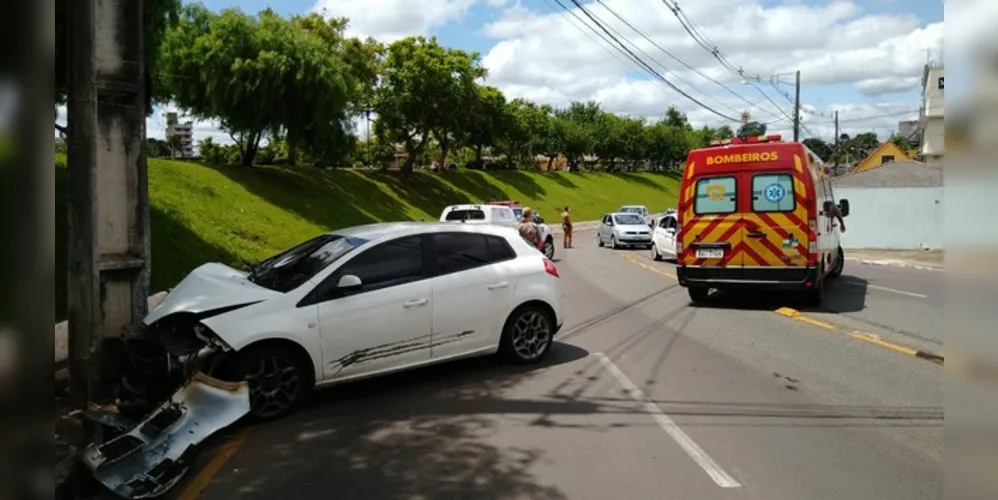 Jovem de 22 anos sofreu ferimentos leves e foi encaminhado ao Hospital Bom Jesus