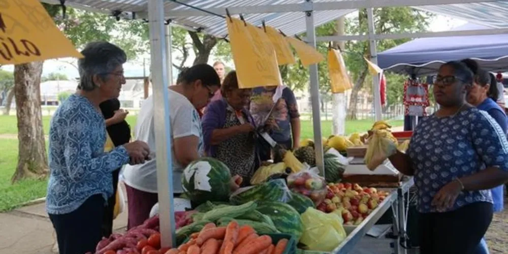 Uma das tradições da feira é o pastel do seu José Carlos e da dona Zélia, que é comercializado desde 1990 e até hoje atrai a atenção dos consumidores