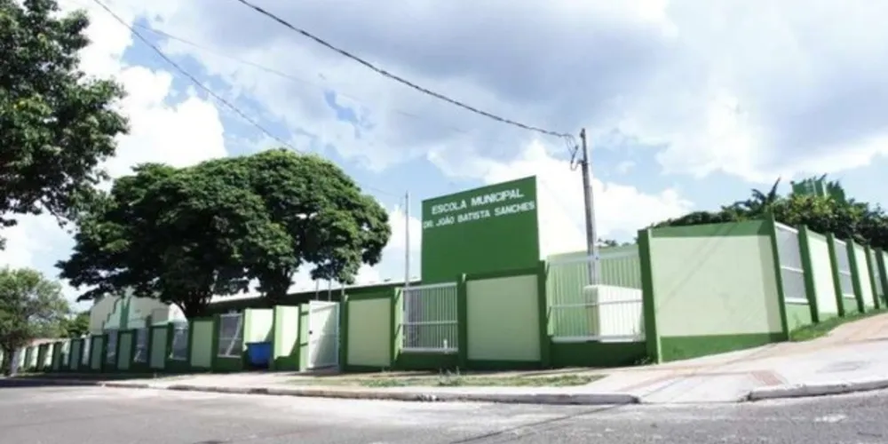 A arma de fogo, que pertence a um traficante da cidade, estava escondida no pátio, debaixo de uma telha, onde as crianças passam o recreio.