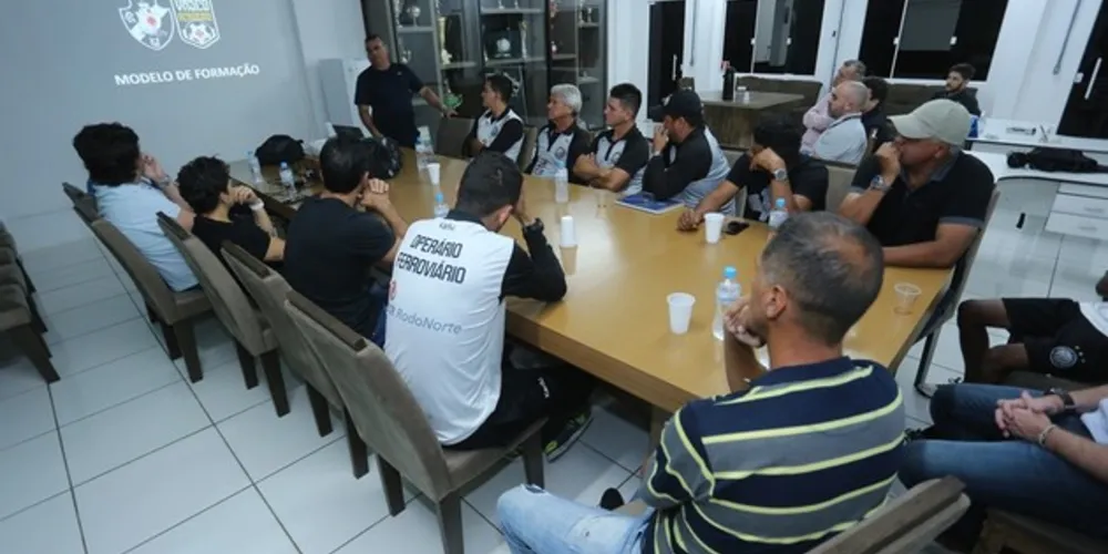 Os atletas e a comissão técnica das categorias de base do Operário Ferroviário participaram, nessa semana, de palestras sobre formação de atletas com representante da Confederação Brasileira de Futebol (CBF)