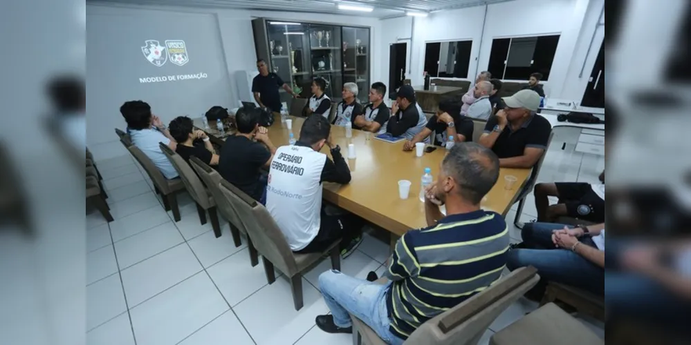 Os atletas e a comissão técnica das categorias de base do Operário Ferroviário participaram, nessa semana, de palestras sobre formação de atletas com representante da Confederação Brasileira de Futebol (CBF)