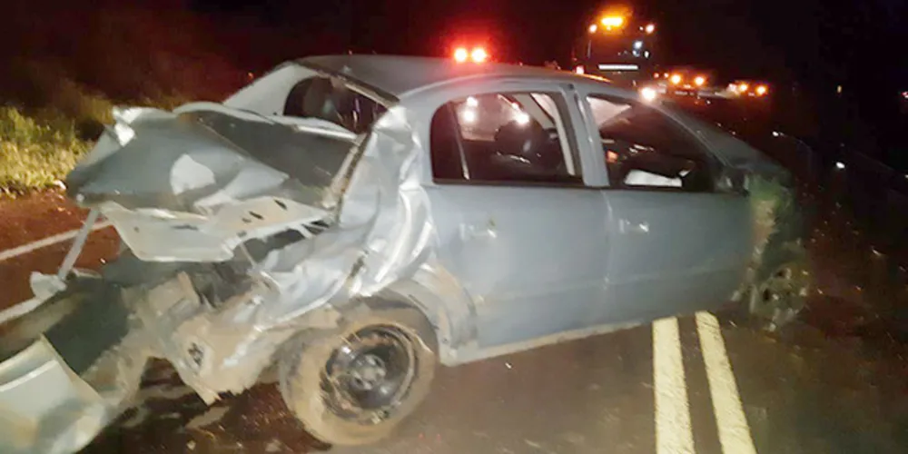 Vítima foi ejetada do automóvel e está internada em estado gravíssimo