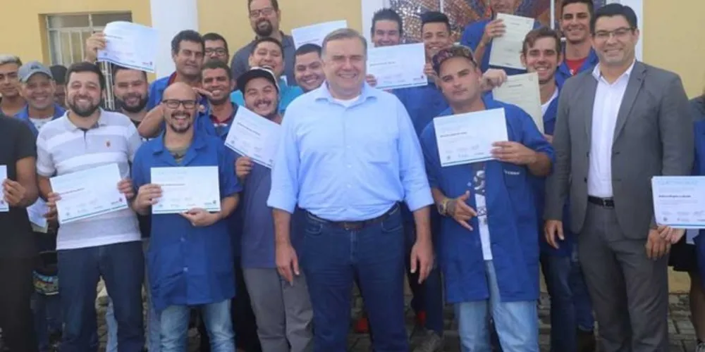 O secretário estadual da Justiça, Família e Trabalho, Ney Leprevost, certificou os formandos do curso de Manutenção de Motocicletas nesta quarta-feira (12)