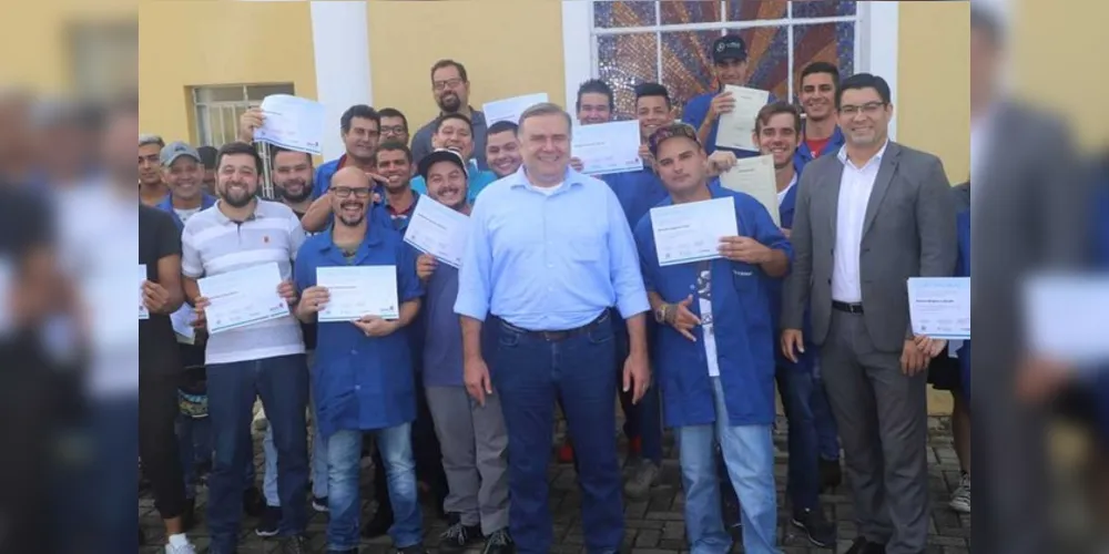 O secretário estadual da Justiça, Família e Trabalho, Ney Leprevost, certificou os formandos do curso de Manutenção de Motocicletas nesta quarta-feira (12)