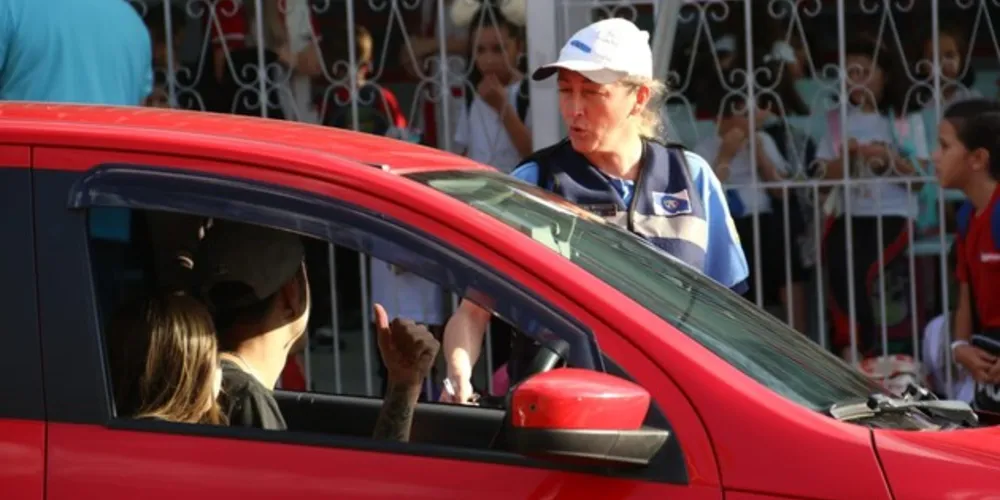 Durante a atividade, os agentes da AMTT orientaram a comunidade sobre como proceder com o embarque e desembarque de alunos nas imediações das instituições de forma correta e segura