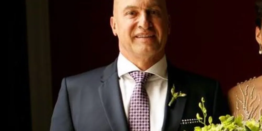 FELICITAÇÕES - O empresário Luis Flavio de Moraes Barros irá comemorar a troca de idade neste sábado (15). Sua atuação no ramo da Construção Civil é reconhecida pelo arrojo dos seus projetos e pela sua arquitetura moderna. Certamente Luis Flávio deixa um legado no desenvolvimento do município através de sua história sempre vencedora. Da coluna RC os votos de muitas alegrias!