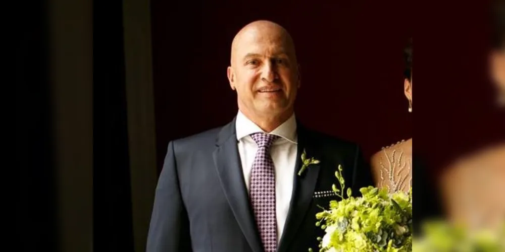 FELICITAÇÕES - O empresário Luis Flavio de Moraes Barros irá comemorar a troca de idade neste sábado (15). Sua atuação no ramo da Construção Civil é reconhecida pelo arrojo dos seus projetos e pela sua arquitetura moderna. Certamente Luis Flávio deixa um legado no desenvolvimento do município através de sua história sempre vencedora. Da coluna RC os votos de muitas alegrias!