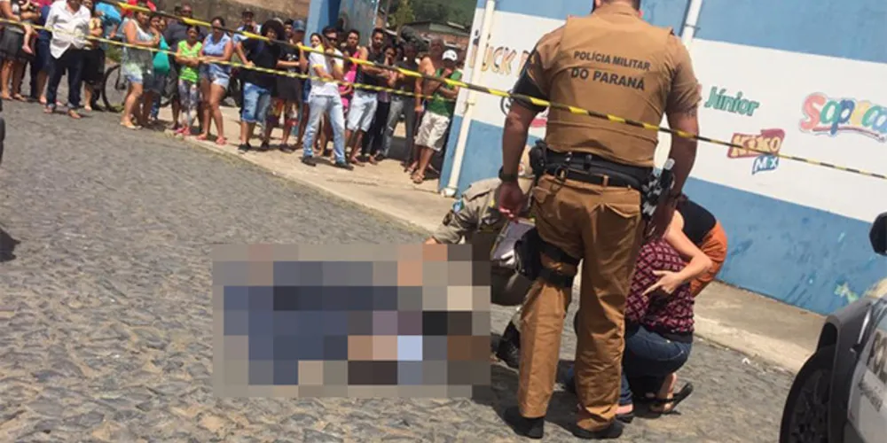 Vítima chegou a ser socorrida, mas não resistiu aos ferimentos e morreu ainda no local do crime