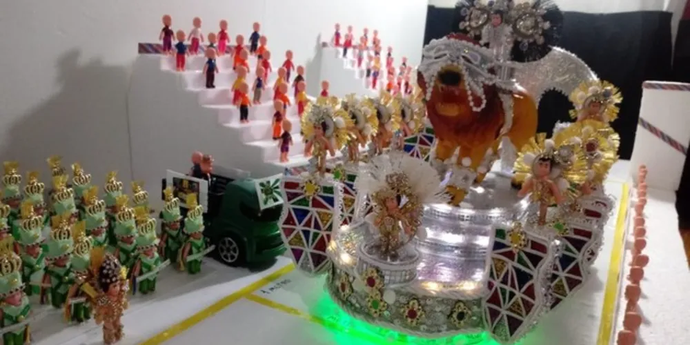 Imagem ilustrativa da imagem Professor de PG produz maquetes em miniatura de blocos de Carnaval