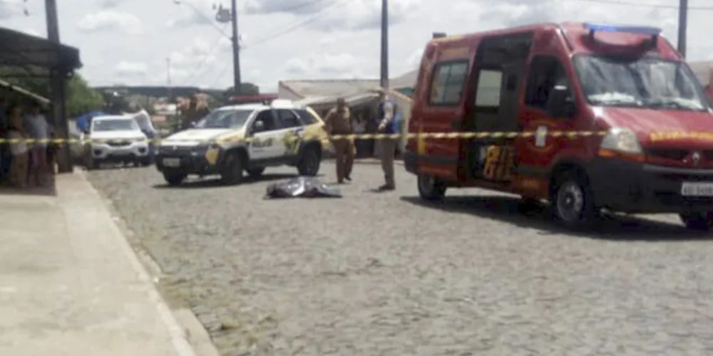 Crime aconteceu no começo da tarde de sexta-feira na frente do comércio da vítima